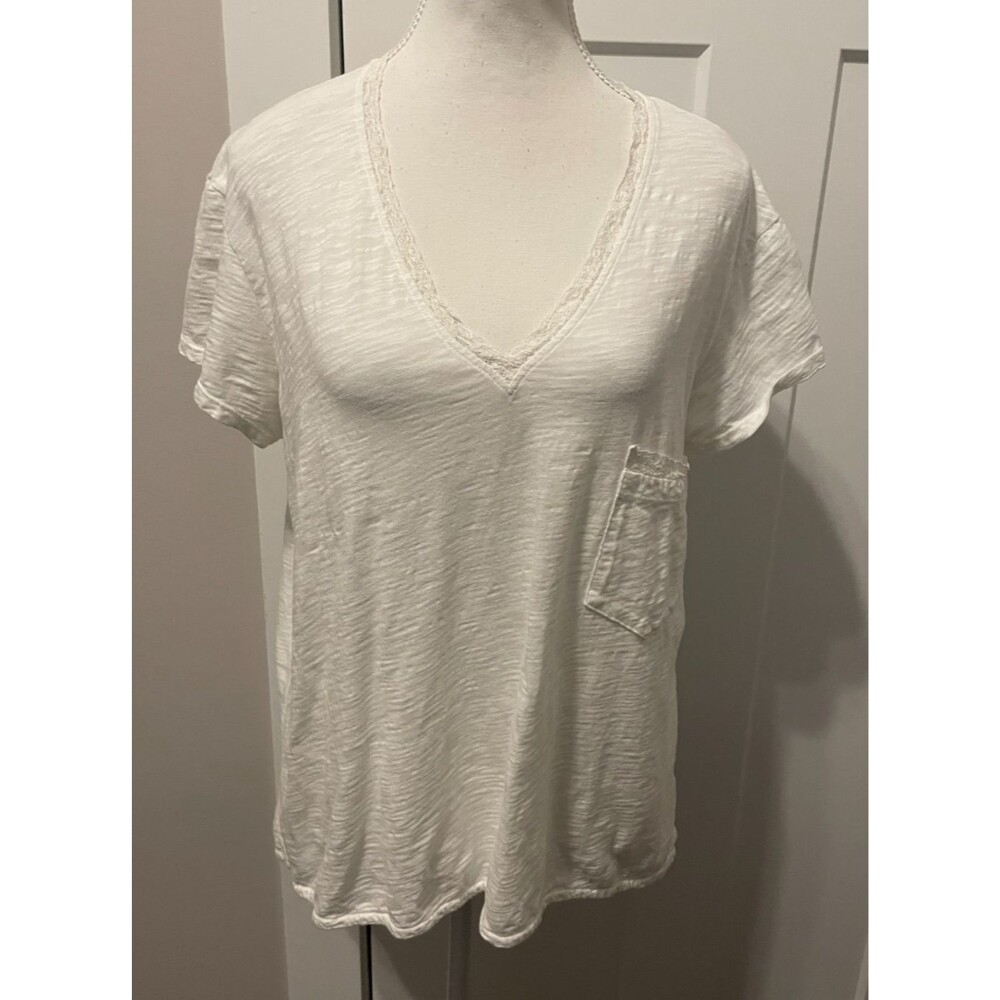 WILT Womens Knit TOP Short Sleeve WHITE  V-Neck w/ Lace  Pocket Size M